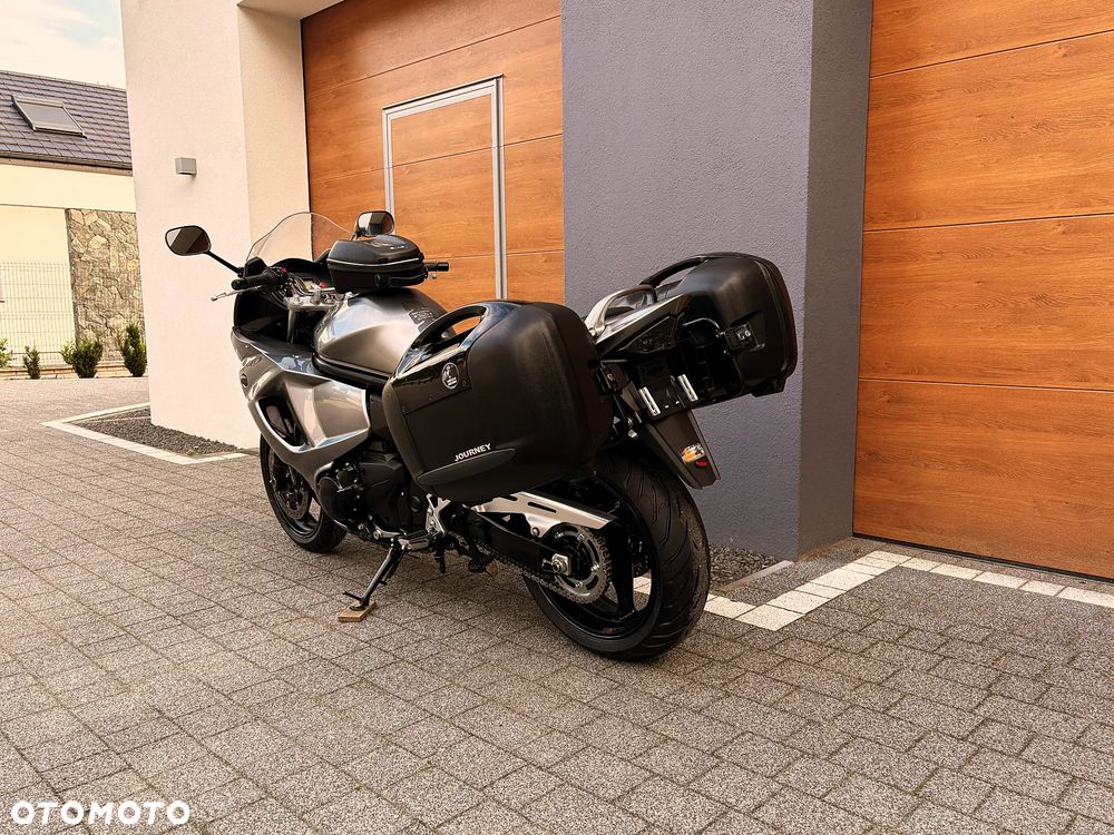 Suzuki GSX - 6