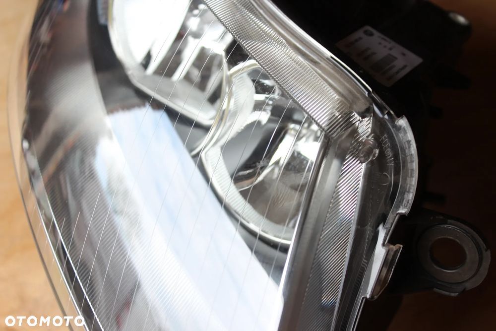 LAMPA PRZEDNIA PRAWA AUDI A6 C6 1EE008880-02 4F0941004 2007 EU - 5