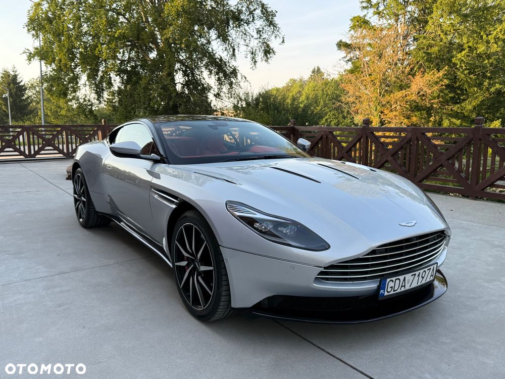 Aston Martin DB11 V12 Coupe - 4