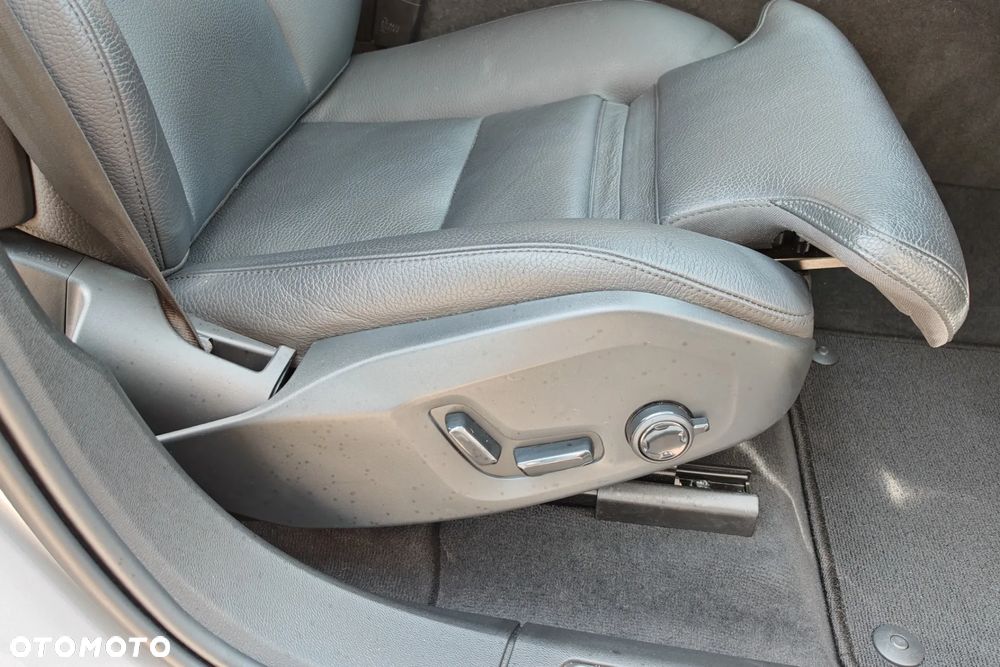 Volvo XC 60 B4 D AWD Plus Dark - 22