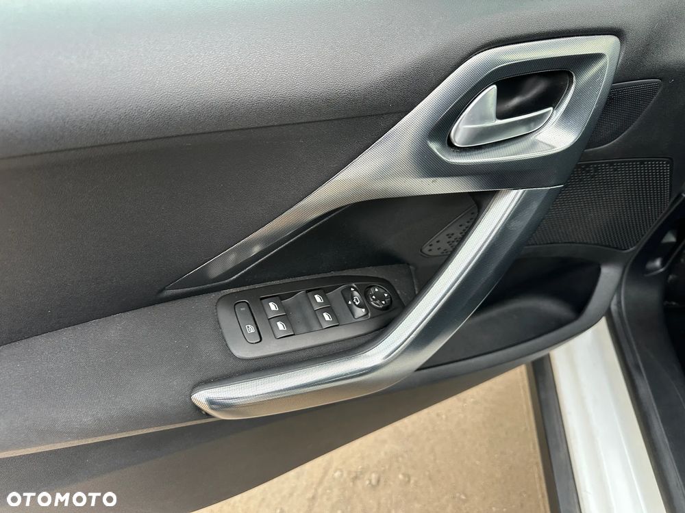 Peugeot 2008 PureTech 110 GPF EAT6 Black Edition - 22