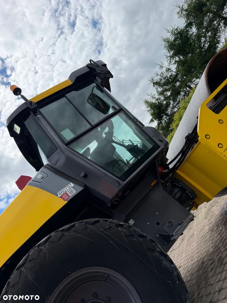 Atlas Copco DYNAPAC CA3500D Walec Drogowy Terenowy Guma-Stal. 12 ton. Import Norwegia 2015rok. Maszyna w pięknym stanie! Wentylacja Klima. Serwisy w Dekra AKTUALNE. Zero zniszczeń IGŁA Po serwisach eksploatacyjnych w Norwegii. Walec z Upadłości od pierwszego właściciela. Posiada system przeciwpożarowy! Obrotowy fotel wraz ze sterowaniem. Gniazdo 230volt. Dokumenty Dekra! Silnik Cummins 140Km. Nagłośnienie radio na pilot! Usb. Zero luzów i wycieków! - 40