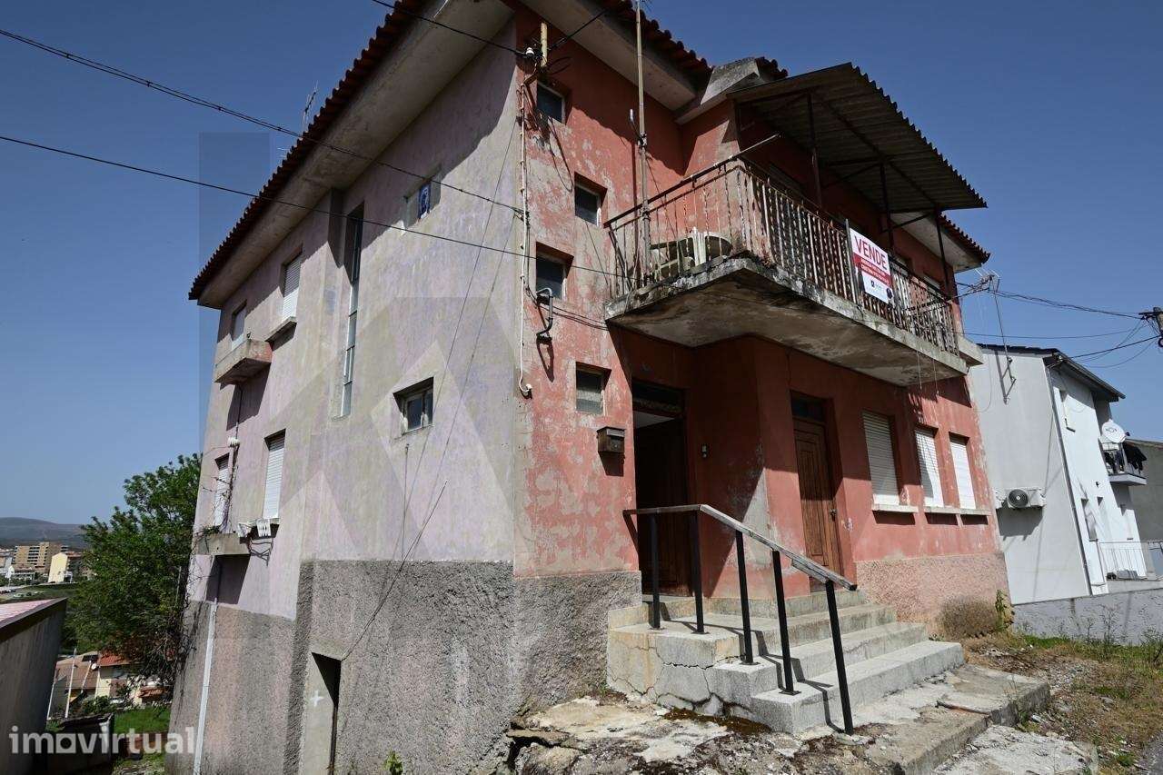 Prédio em Prop. Total  com 2 Apartamentos T3 + Cave em Bragança (Sé ) - Grande imagem: 3/20