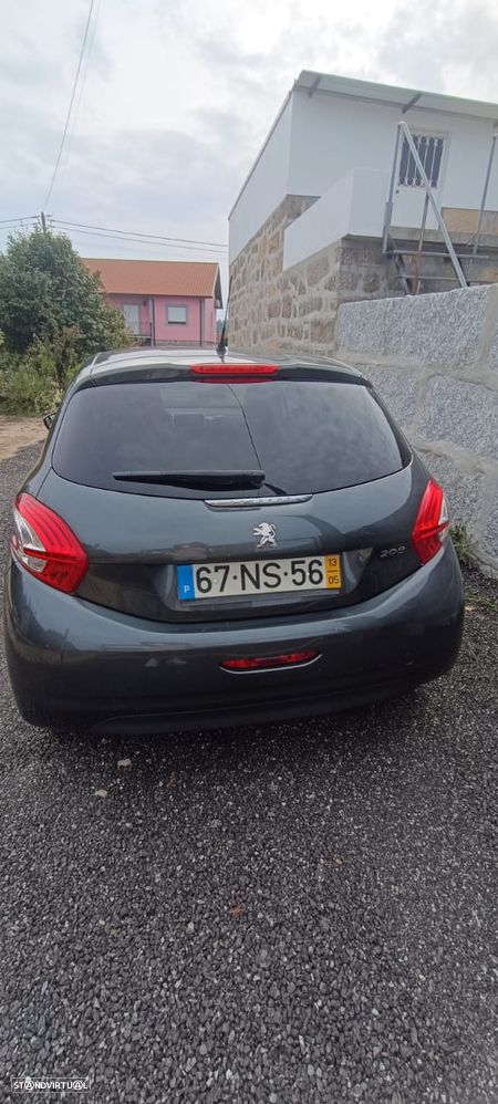Peugeot 208 - 1