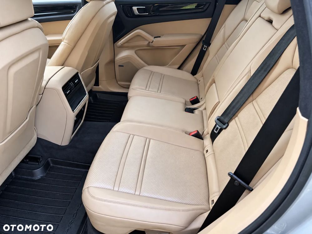 Porsche Cayenne Platinum Edition - 18