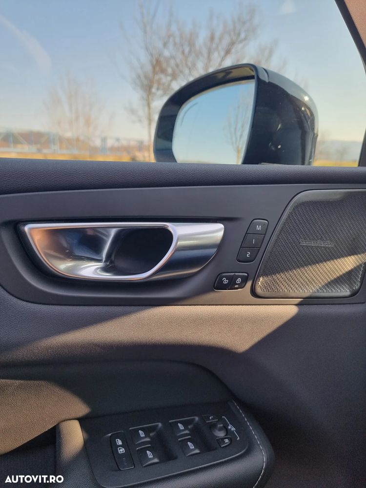 Volvo XC 60 B4 B Plus Dark - 18