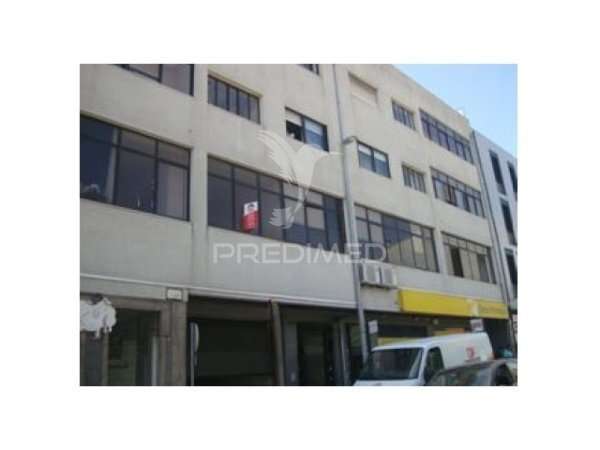 Espaço Comercial com 806 m² para Venda em Rio Tinto – Excelente Opo... - Grande imagem: 2/8