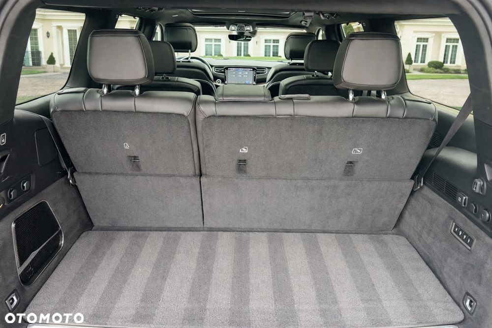 Jeep Grand Wagoneer - 27