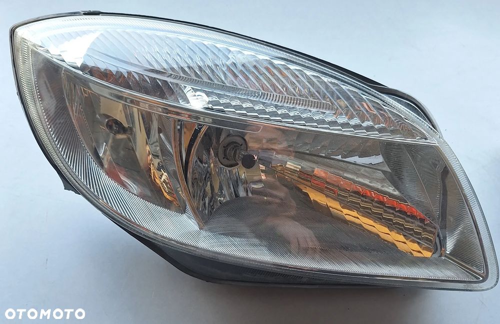 LAMPA PRAWY PRZÓD HELLA -SKODA FABIA II  2007-10rok/ EUROPA - 2