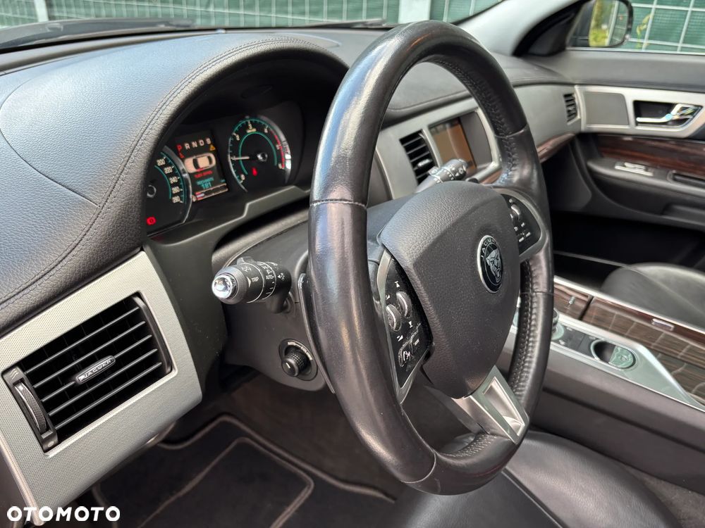Jaguar XF 2.2 D Premium Luxury - 11
