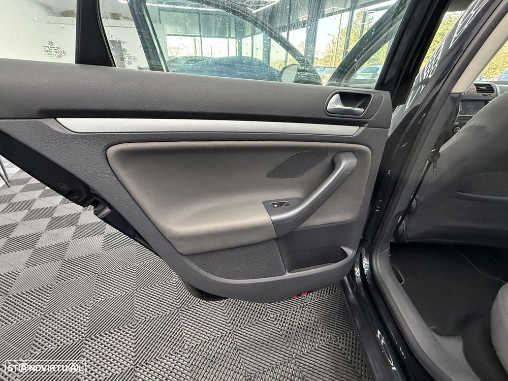 VW Jetta 1.9 TDi Confortline - 11