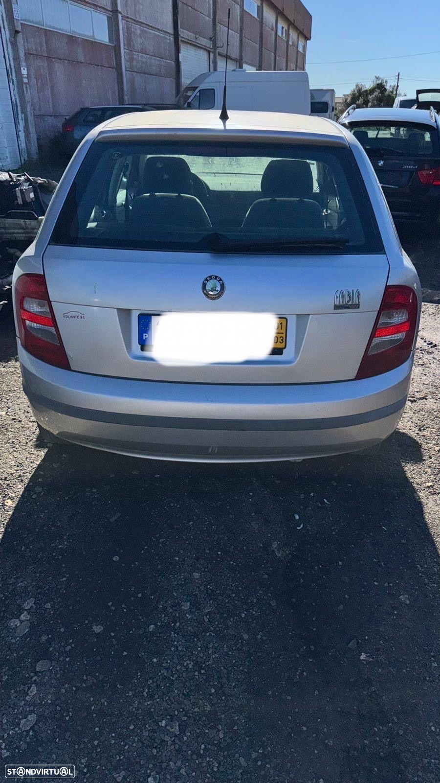 Skoda Fabia gasolina de 2001 para peças - 4