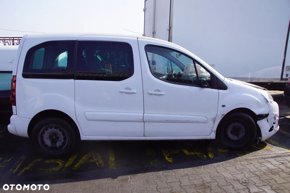 Auto na części - Peugeot Partner II Tepee Lift 1.6 HDI 99 KM BH02 20ET23 EWP 2016R Silnik Skrzynia Drzwi Błotnik Zderzak Lampa Lusterko Szyba Klamka Deska Kokpit Sterownik Moduł Czujnik Licznik Panel Kierownica - 3