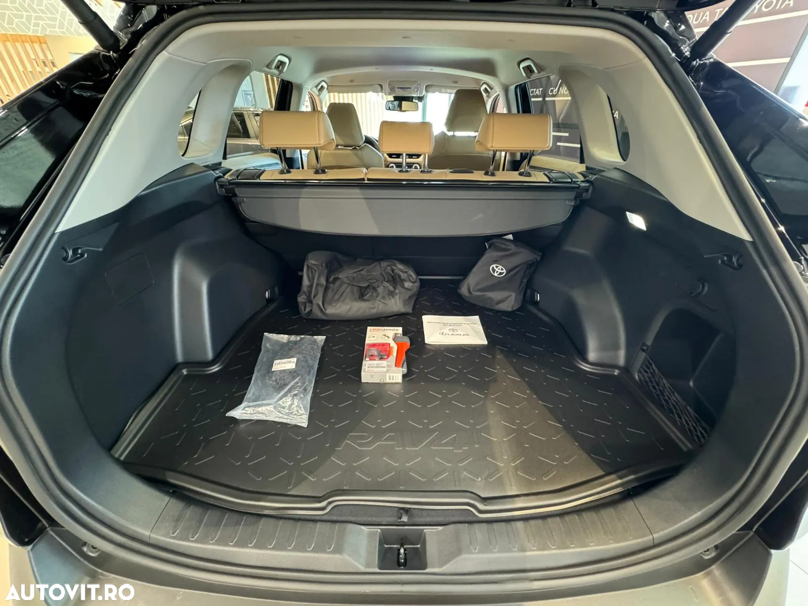Toyota RAV4 2.5 Hybrid VVT-iE 4x4 Luxury - 32