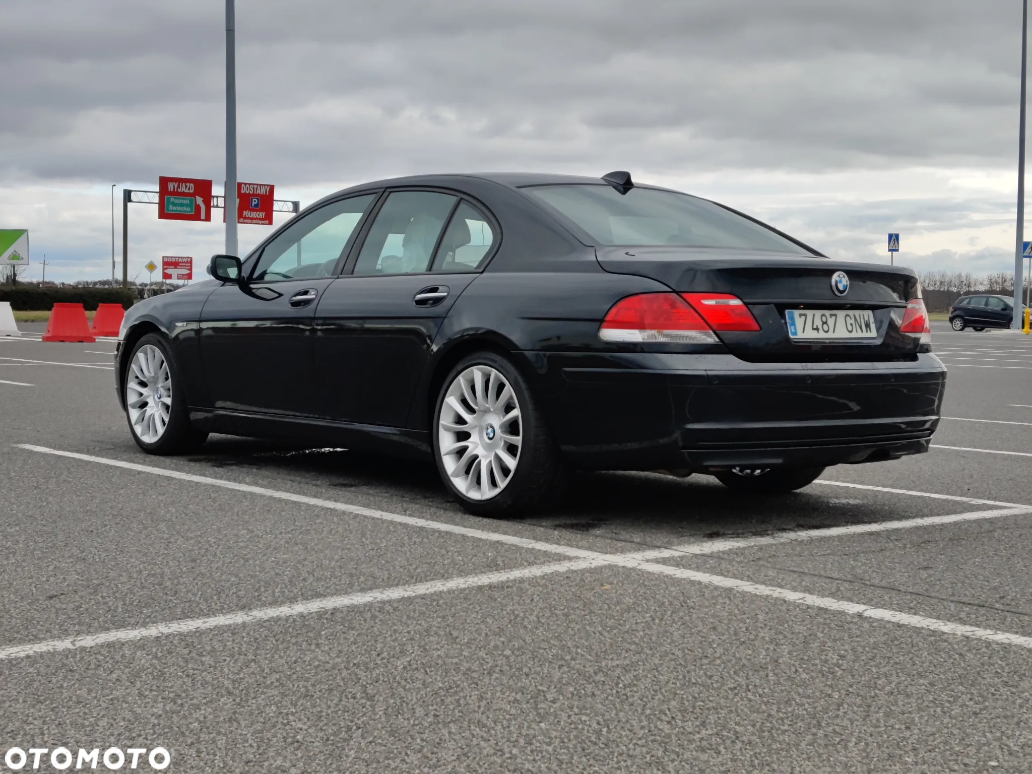 BMW Seria 7 750i - 8