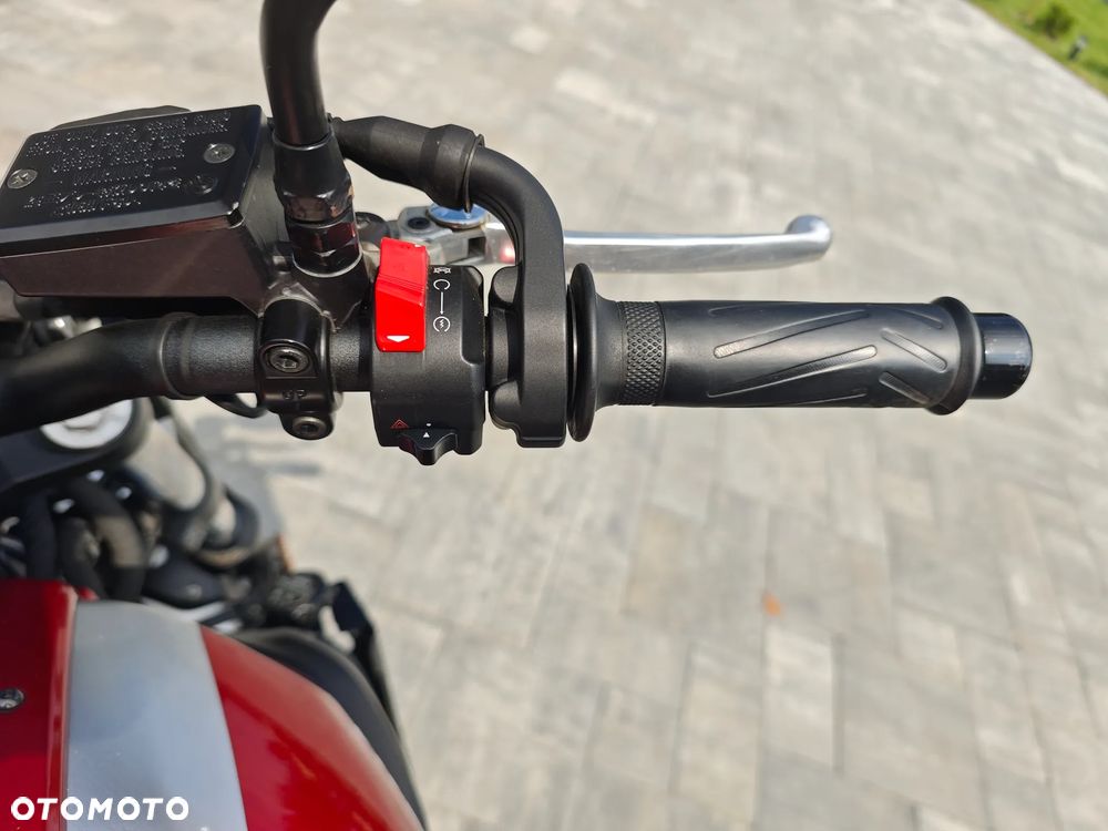 Yamaha XSR - 9