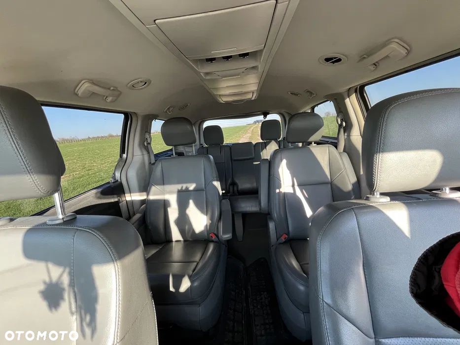 Volkswagen Routan - 8