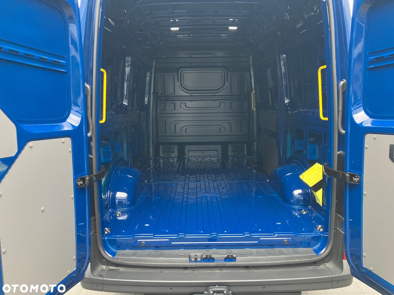 Volkswagen Crafter Crafter 35 Furgon, silnik: 2,0 l  130 kW, skrzynia biegów: napęd 4MOTION, automatyczna 8-biegowa rozstaw osi: 3640 mm - 14