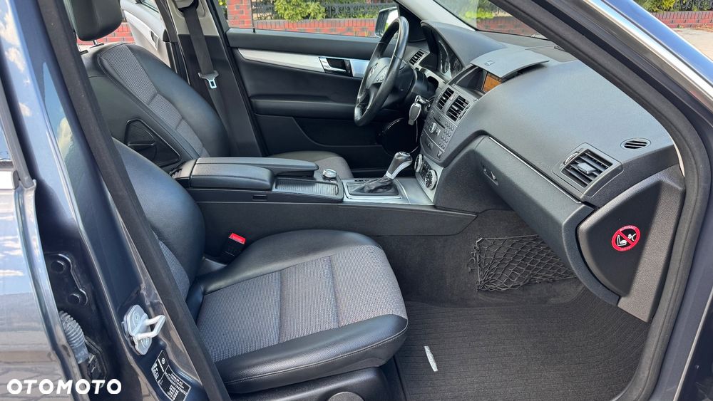 Mercedes-Benz Klasa C 180 CGI Automatik BlueEFFICIENCY Avantgarde - 27