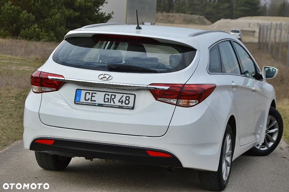 Hyundai i40 Kombi blue 1.6 Family - 10