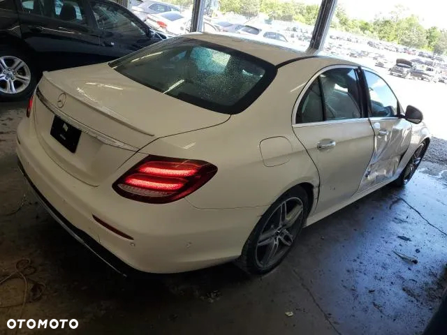 Mercedes-Benz Klasa E 300 9G-TRONIC Exclusive - 3