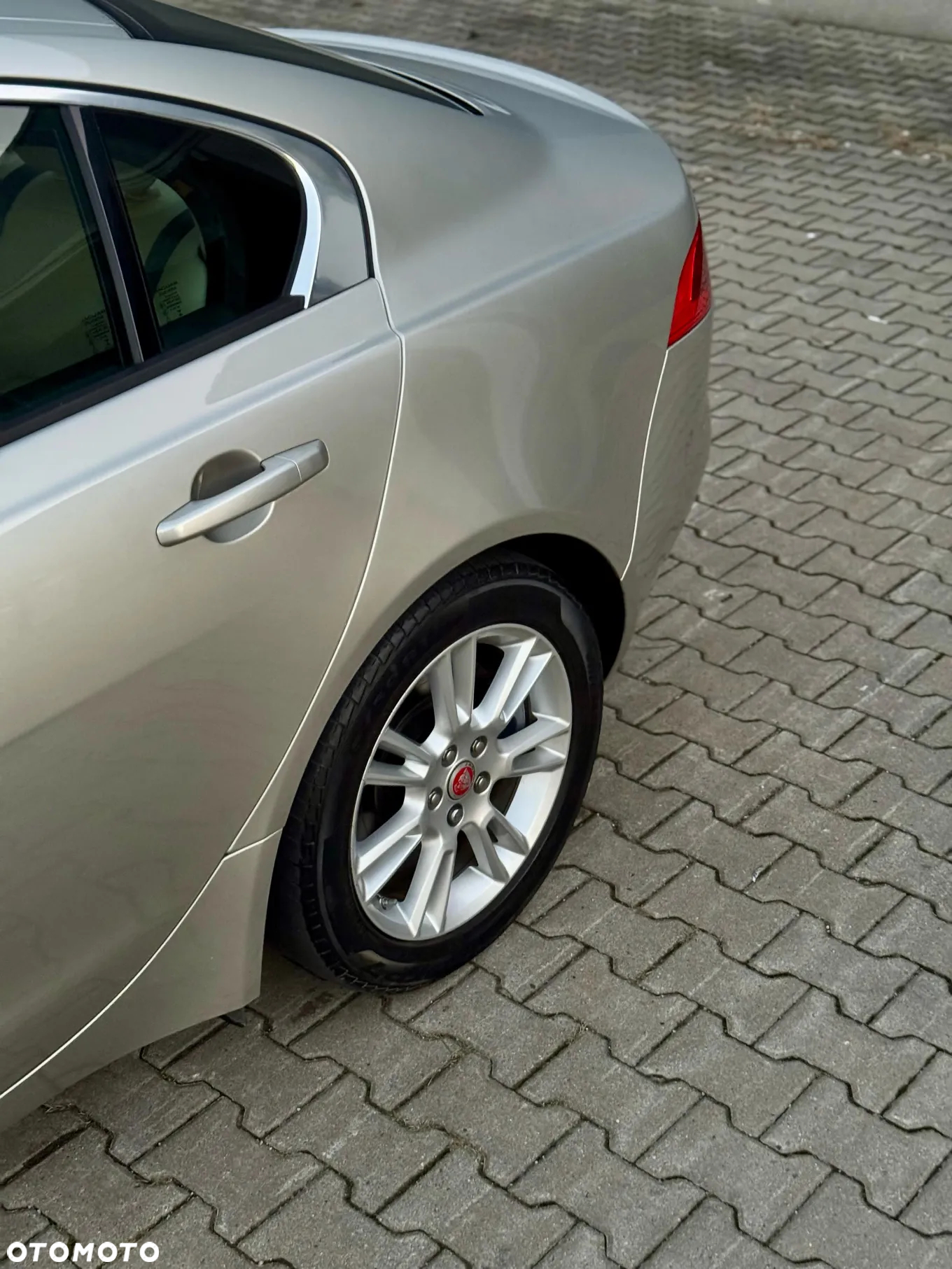 Jaguar XE 2.0 P250 HSE - 7