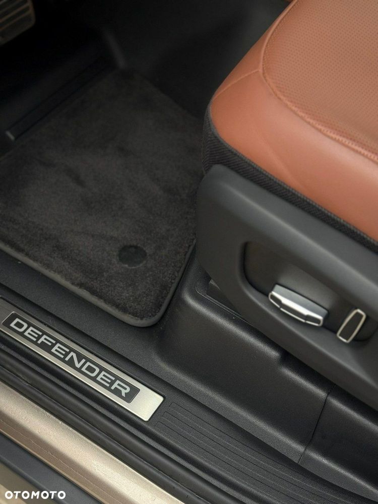 Land Rover Defender - 21