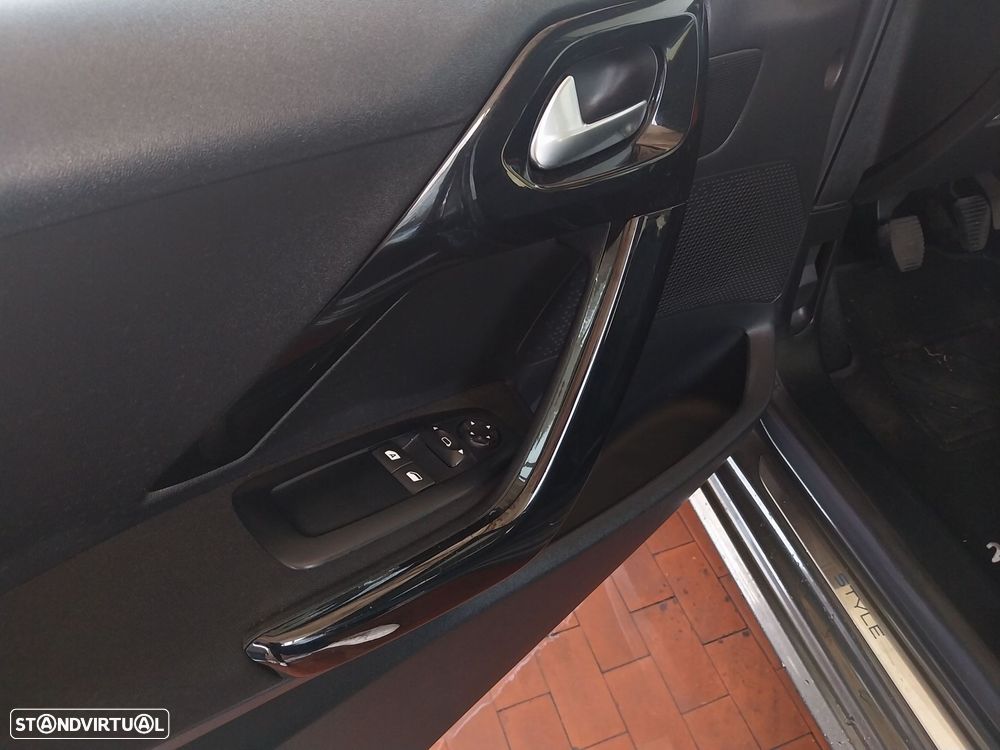 Peugeot 208 1.2 PureTech Style - 4