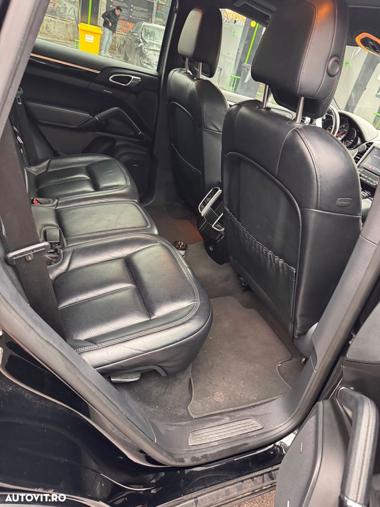 Porsche Cayenne 3.0 L - 12