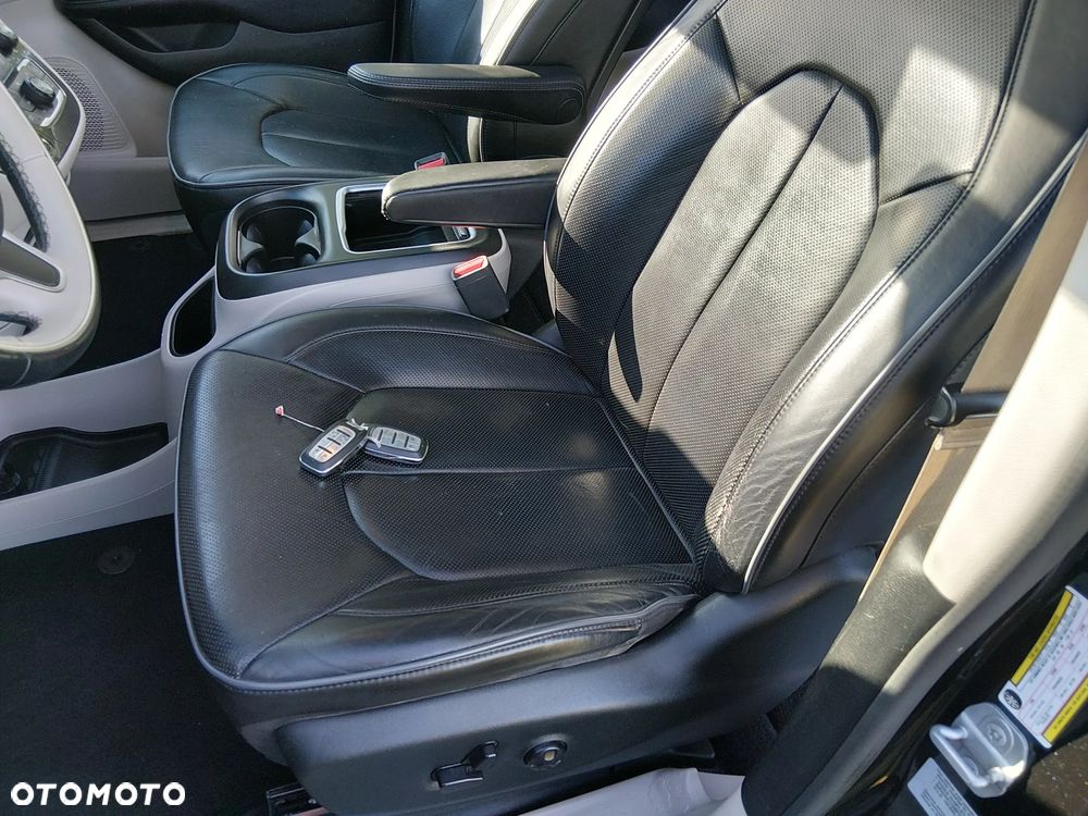 Chrysler Pacifica - 12