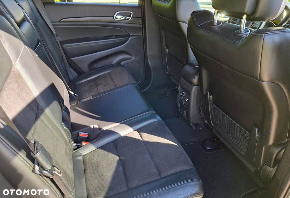 Jeep Grand Cherokee - 32