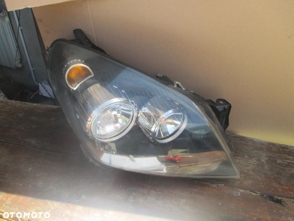 lampa prawa Opel Astra 3 H Hella Europa
