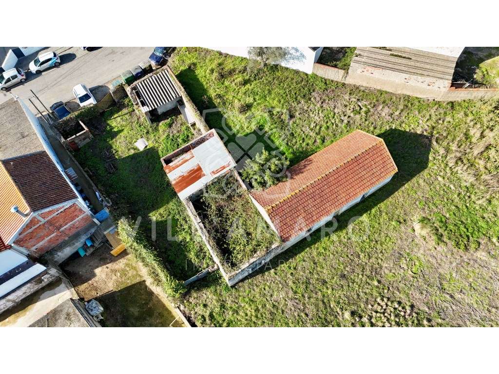 Casa térrea por recuperar com cerca de 168m2 e logradouro com 2500m2. - Grande imagem: 3/20