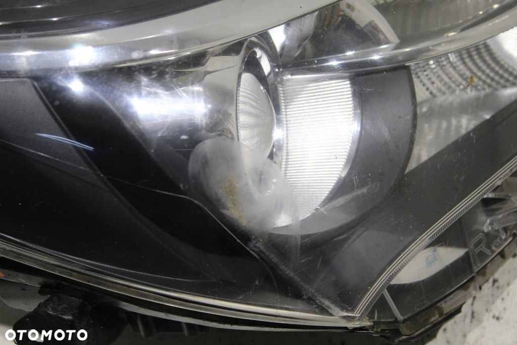 Toyota Yaris III Lift Soczewka Lampa Przód Przednia Prawa Brudna W Środku - 6