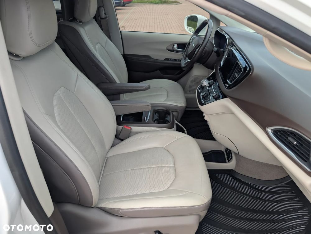 Chrysler Pacifica - 16