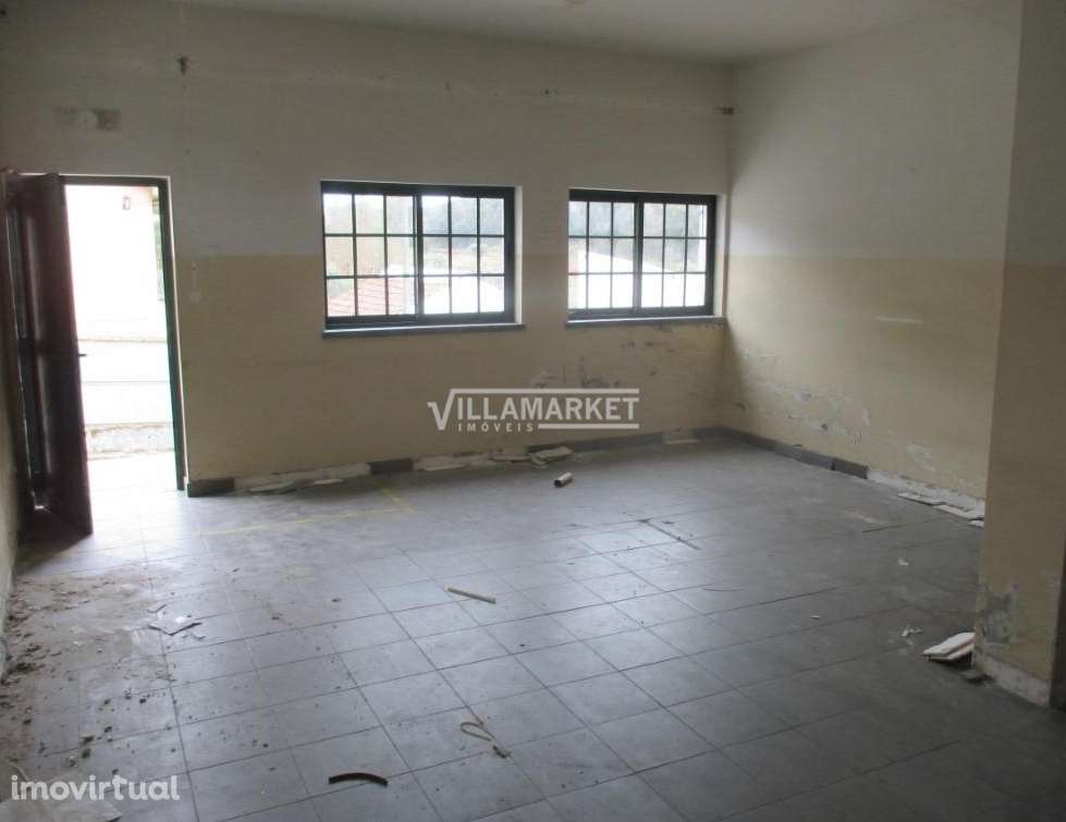 Prédio da banca composto por 2 armazéns com 877 m2 e com 1458 m2 de te - Grande imagem: 3/12