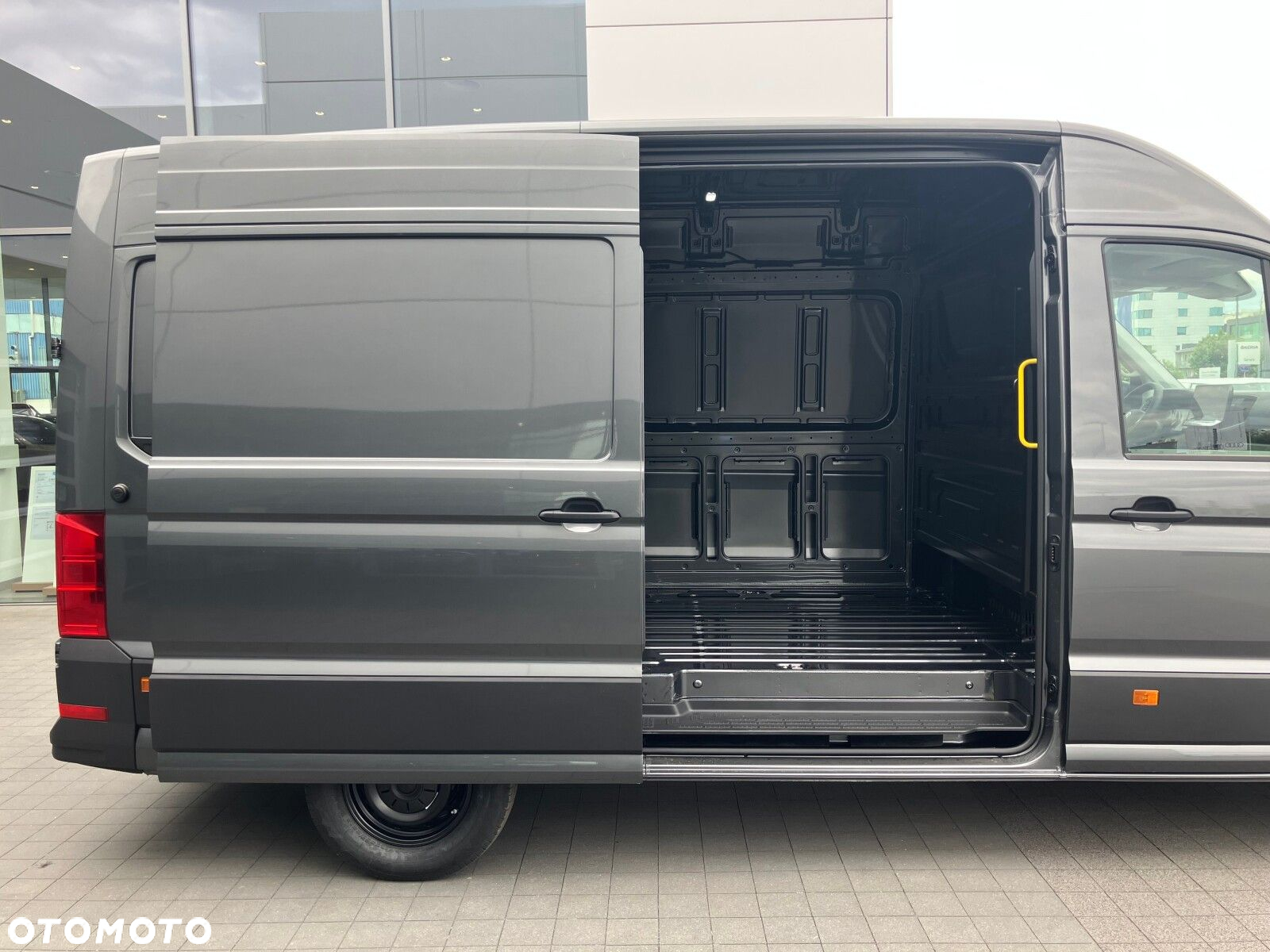 Volkswagen Crafter Crafter 35 Furgon, silnik: 2,0 l  130 kW, skrzynia biegów: napęd 4MOTION, automatyczna 8-biegowa rozstaw osi: 3640 mm - 8