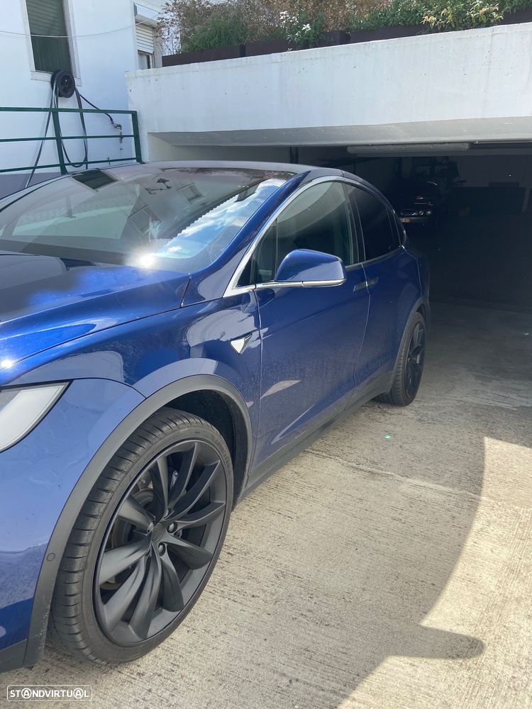 Tesla Model X - 4