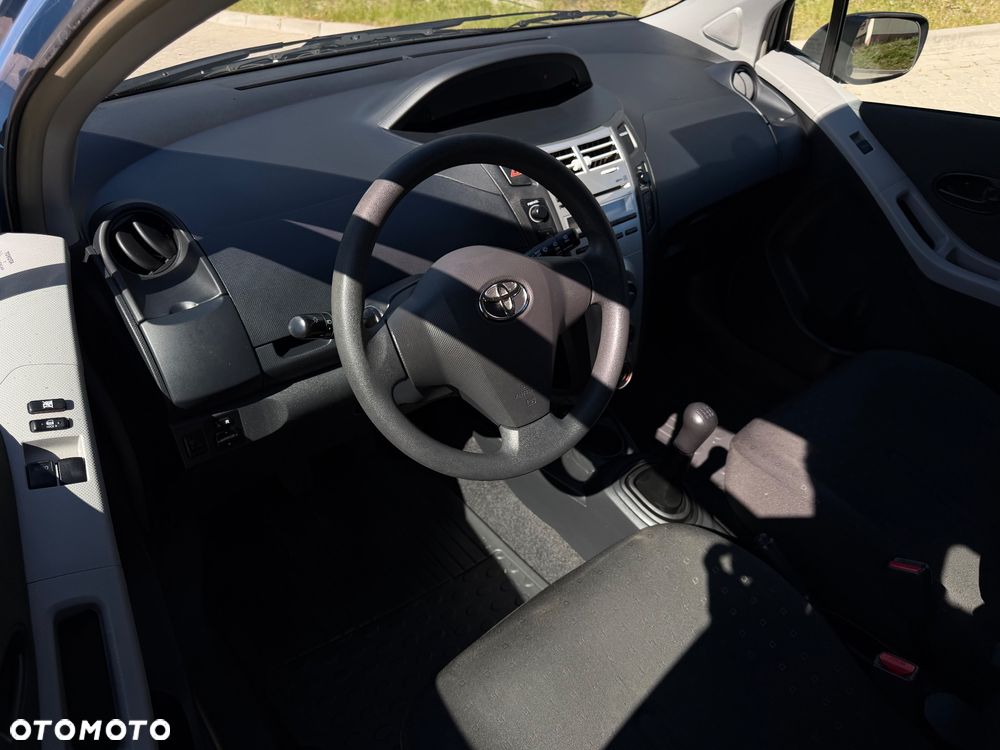 Toyota Yaris 1.3 - 7