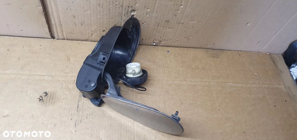 Klapka wlewu paliwa korek Mercedes ML W164 C723 A1646300267 - 2