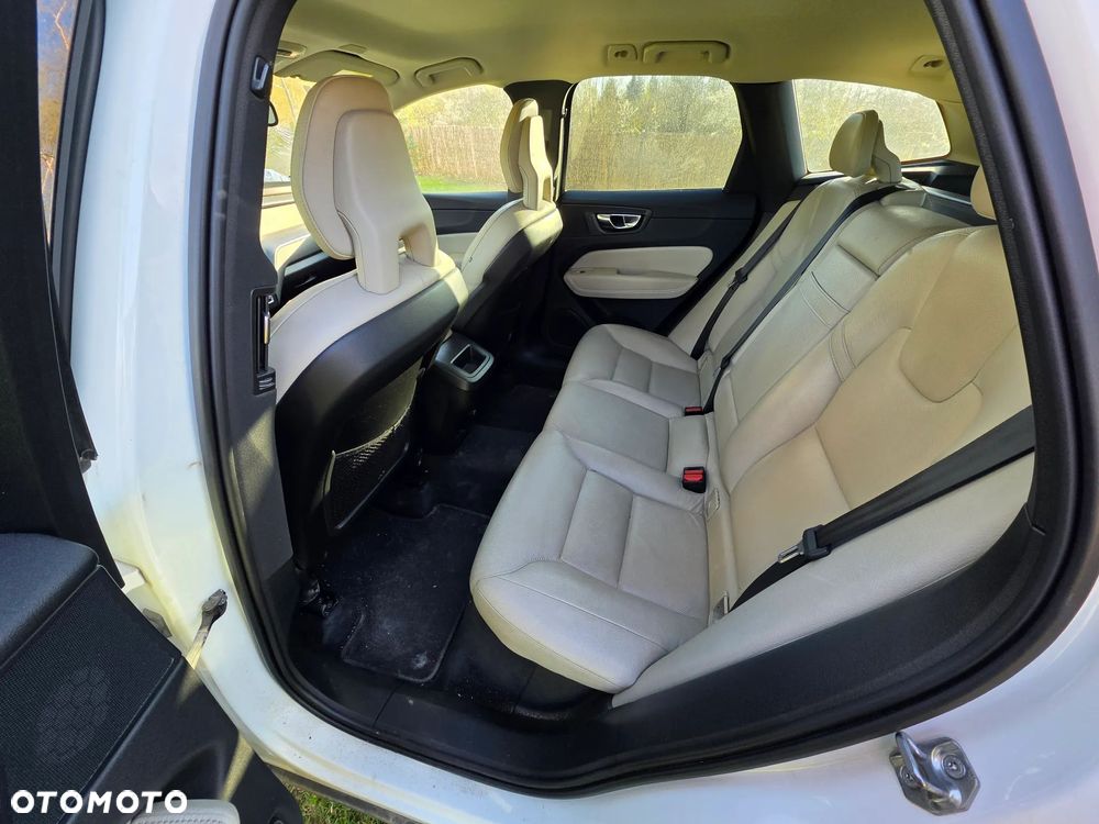 Volvo XC 60 D4 AWD Momentum - 4