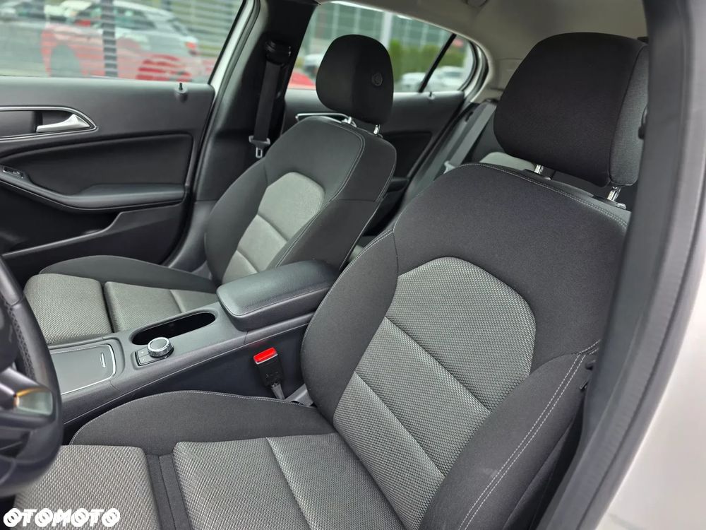 Mercedes-Benz GLA 180 7G-DCT Style - 25