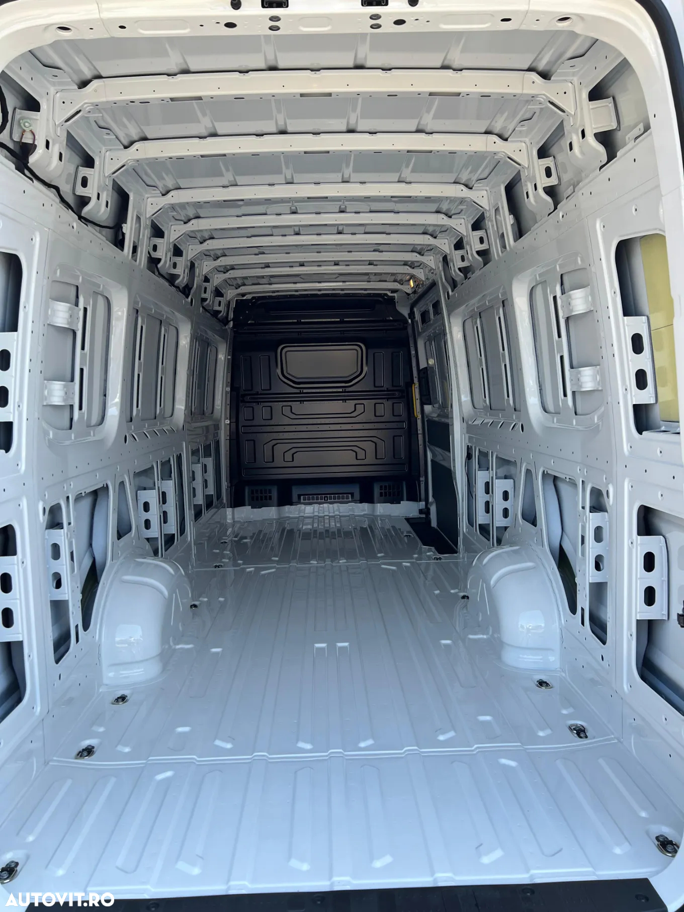 Volkswagen Crafter Furgon L5H3 - 10