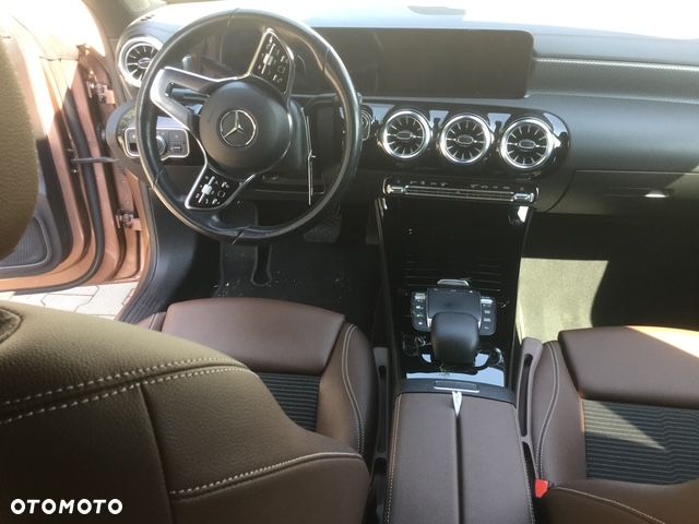 Mercedes-Benz CLA 180 7G-DCT - 4