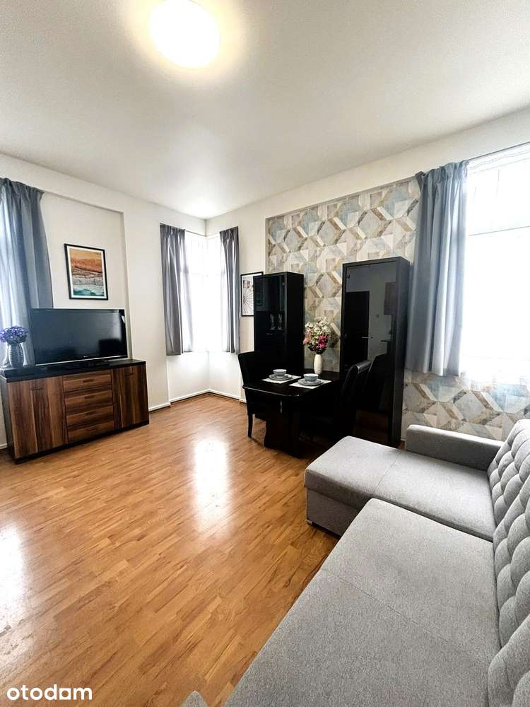 Studio Flat near METRO STATION !!!