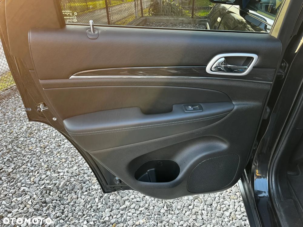 Jeep Grand Cherokee - 24