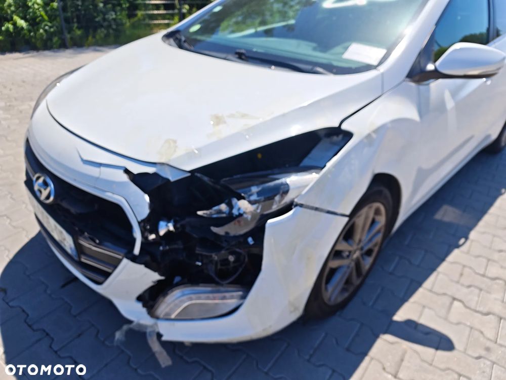 Hyundai i30 1.6 CRDi Fifa World Cup Edition - 26