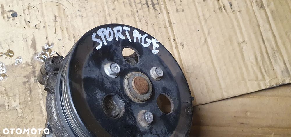 Pompa wody płynu koło pasowe Kia Sportage III 2.0 CRDI - 10