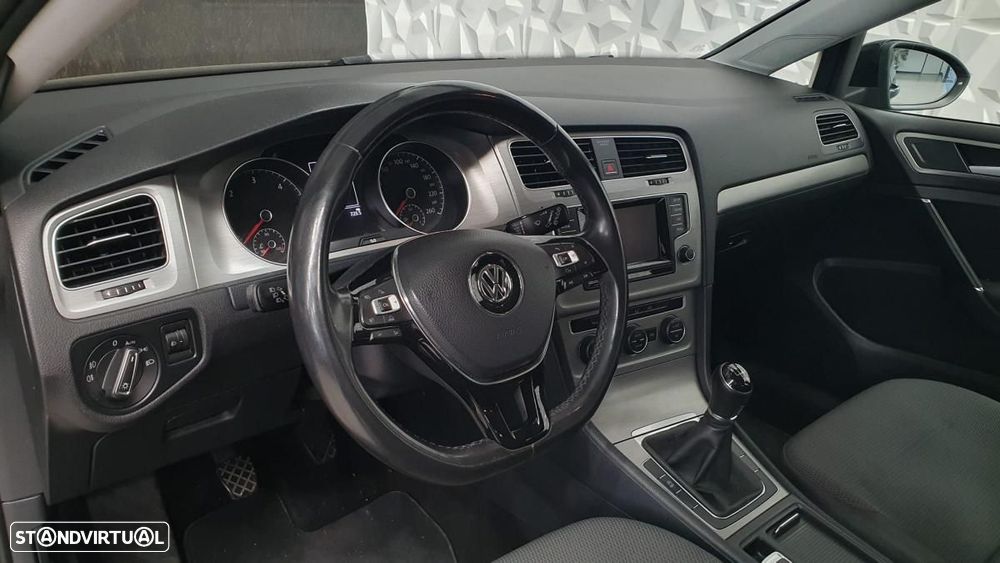 VW Golf 1.6 TDi Trendline BlueMotion - 17