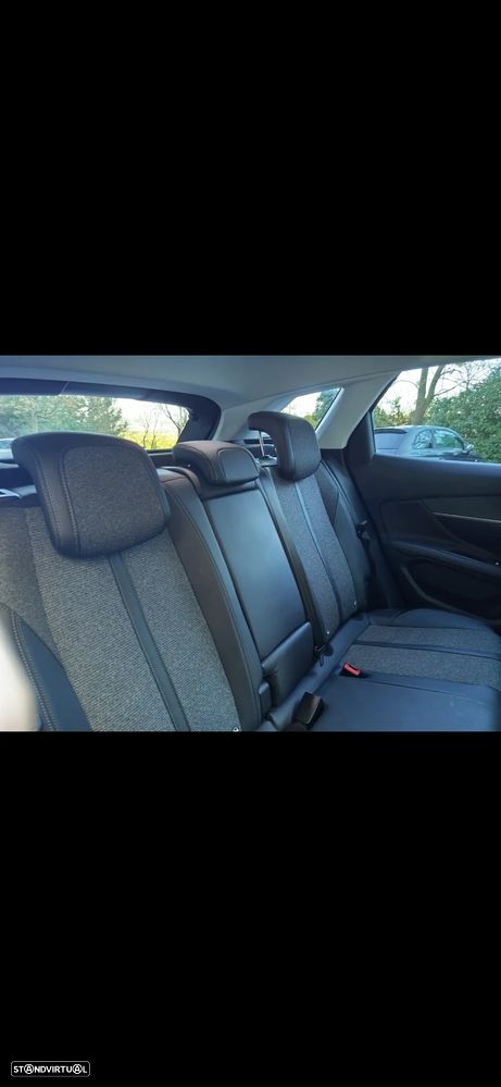 Peugeot 3008 1.5 BlueHDi Allure EAT8 - 36